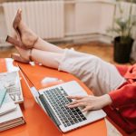 Mikä tekee tuntemattomasta henkilöstä välittömästi pidettävän verkossa