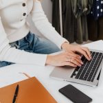 Miksi satunnaiset keskustelut tuntuvat henkilökohtaisemmilta kuin tekstiviestit