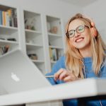 Rivien välistä lukeminen ja hienovaraiset vihjeet vuorovaikutuksessa