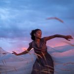 Ensimmäisten keskustelujen menestyksekäs aloitus ja huumorin merkitys deittailussa