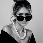 Hauska keskustelu vieraalle henkilölle