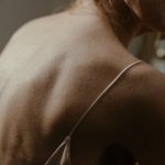 Miksi nauru ja leikkisyys lisäävät online vetovoimaa